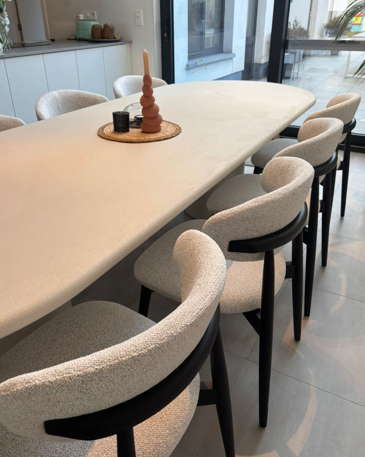 Betonnen eettafel op maat in modern interieur