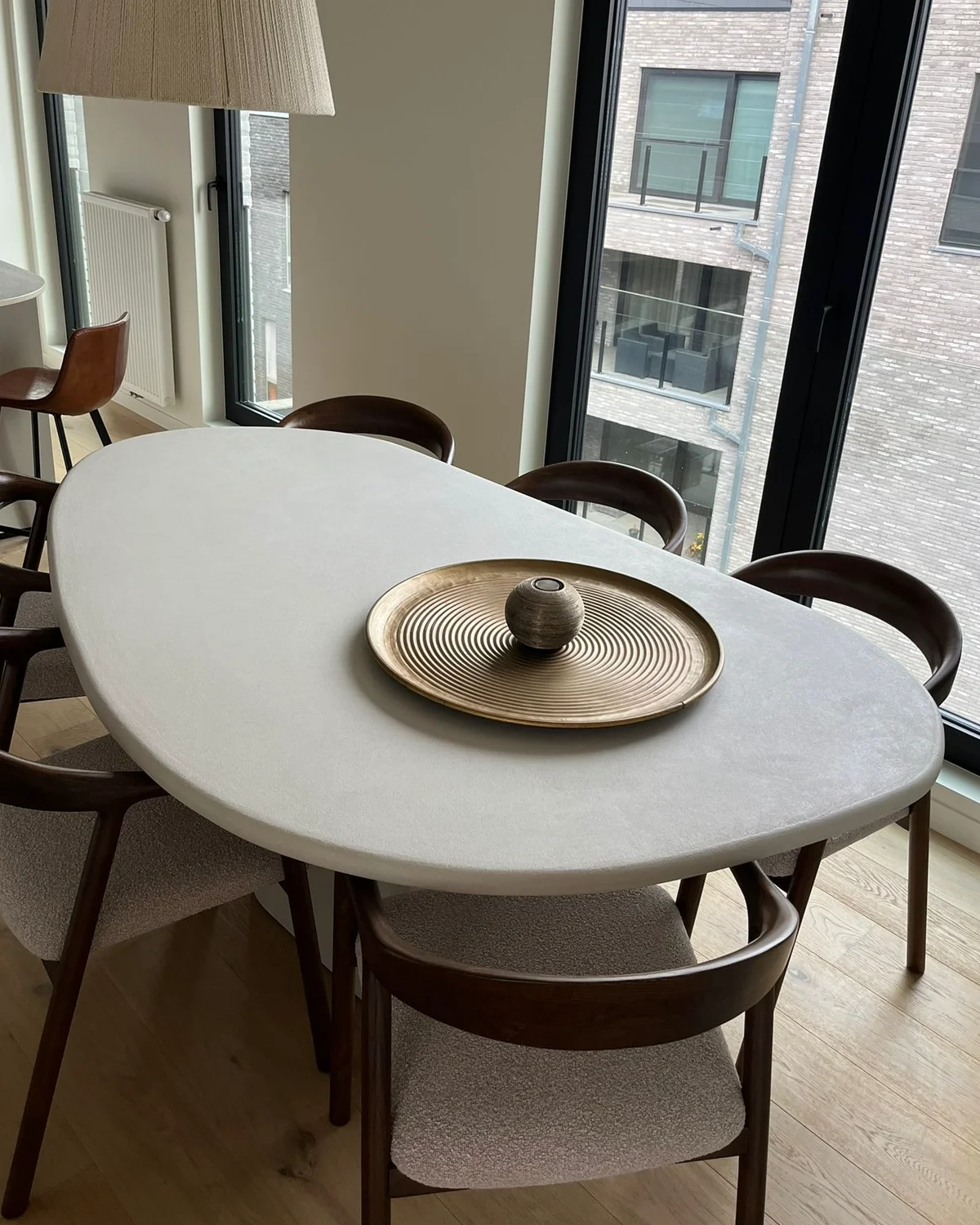 Ovaal beton tafel leefruimte