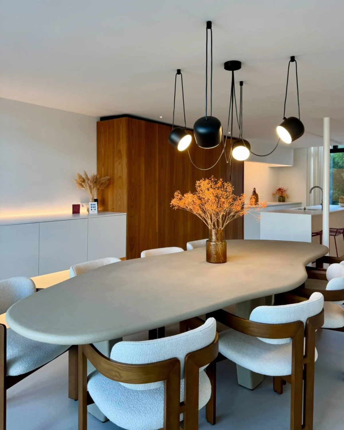 Betonnen eettafel op maat in modern interieur